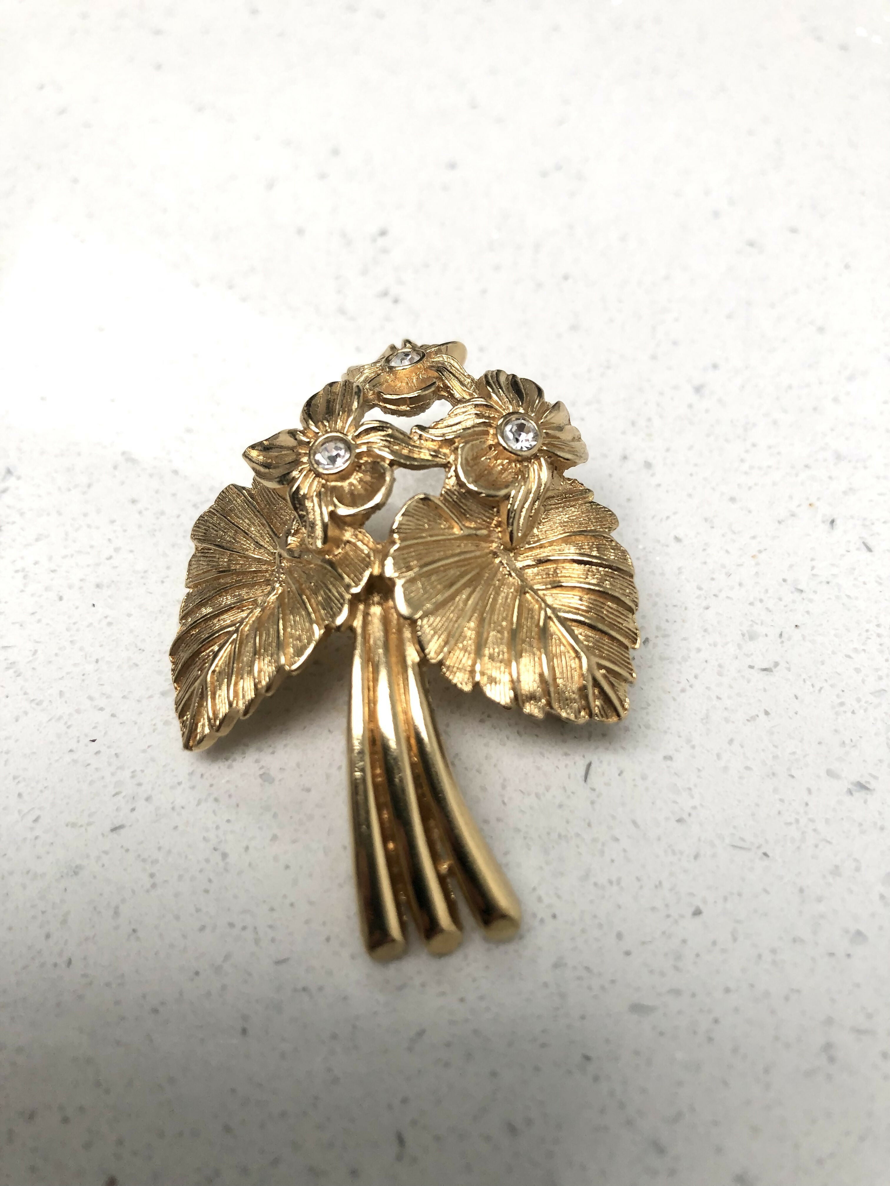 Christian Dior vintage リーフ ブローチ　葉　アンティーク Vintage Christian Dior Floral Leaf Brooch with Crystal Glass