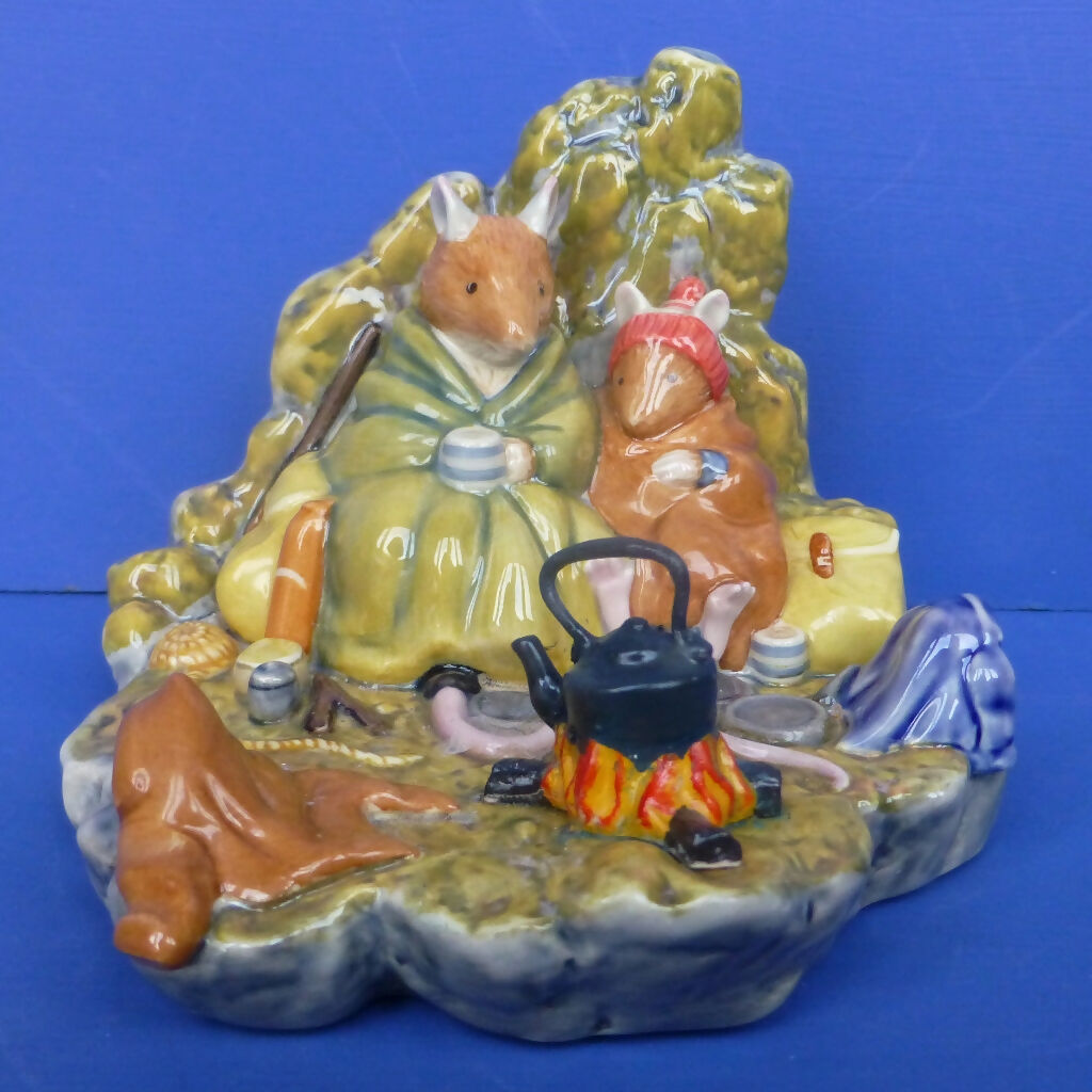 Royal Doulton Brambly Hedge Figurine - A Cheerful Blaze DBH60 (Boxed)