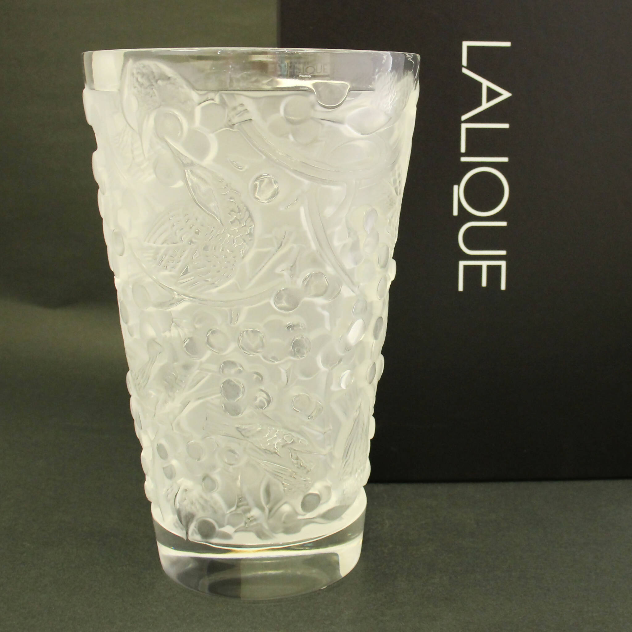 Lalique Merles Et Raisins Black medium crystal vase