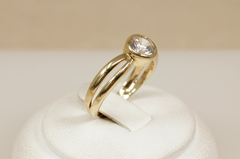 9ct Gold & CZ Solitaire Ring