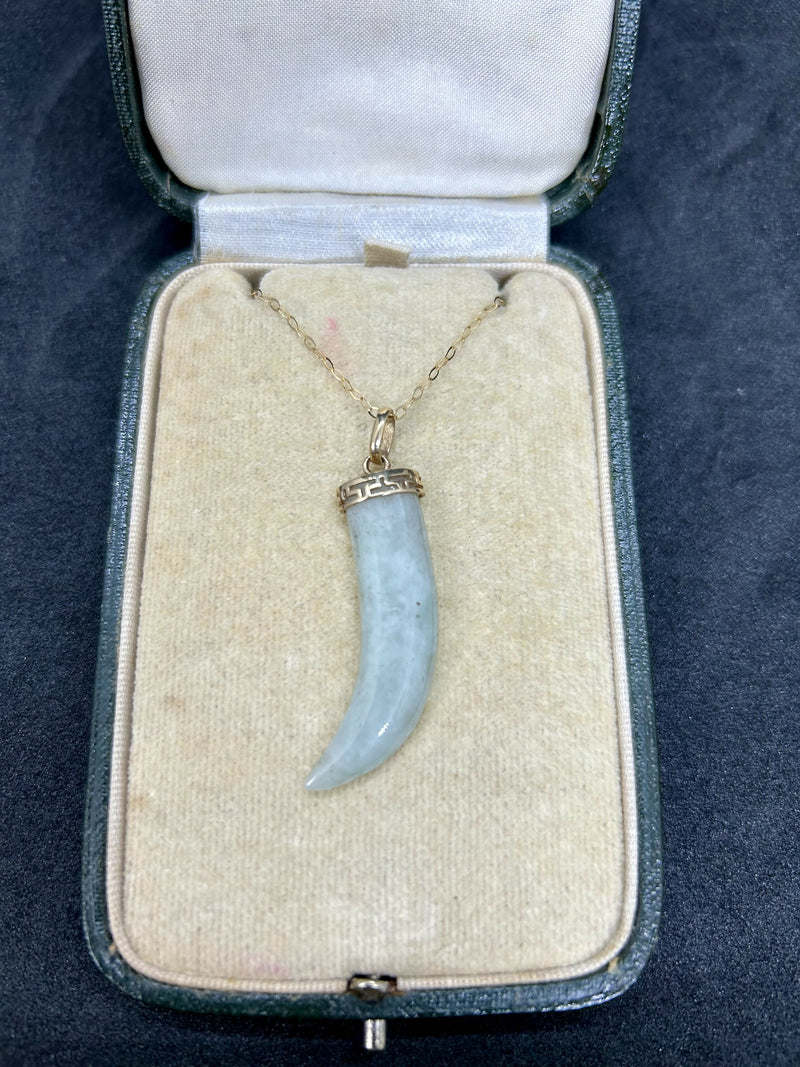 Hallmarked 9ct Yellow Gold Chinese Jade Tooth Pendant