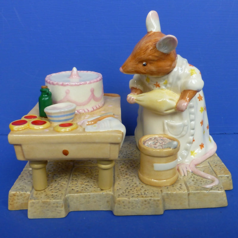 oyal Doulton Brambly Hedge Figurine - Mrs Toadflax Decorates Cake DBH52 (Boxed)