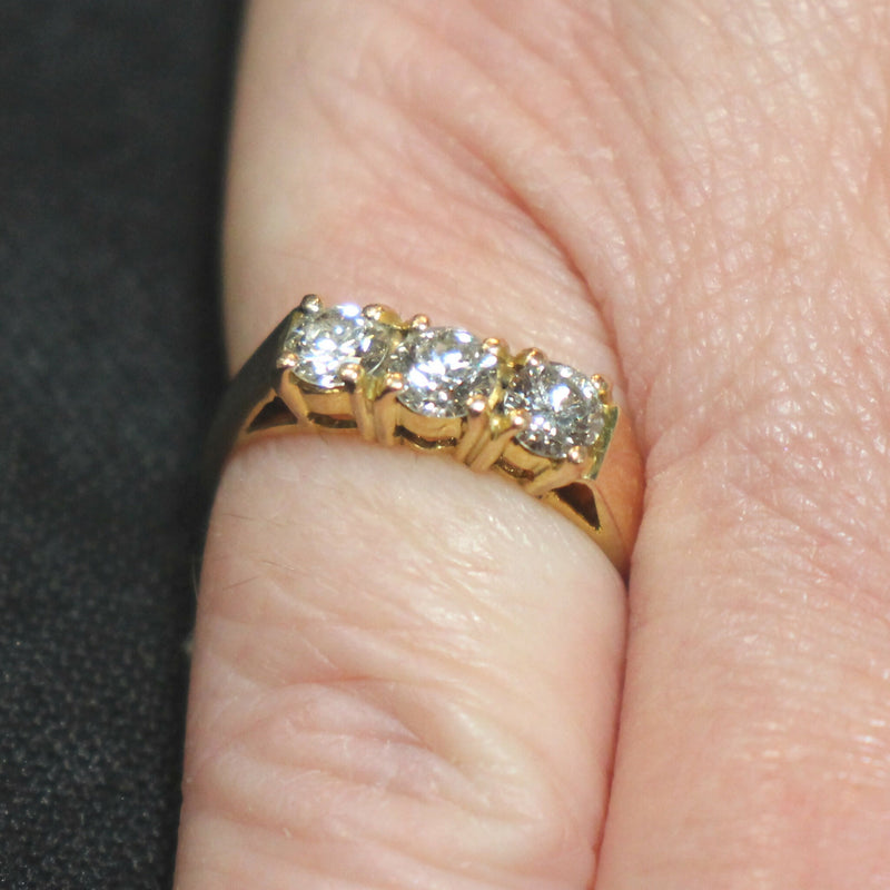 18ct-gold-diamond-trilogy-25c010a