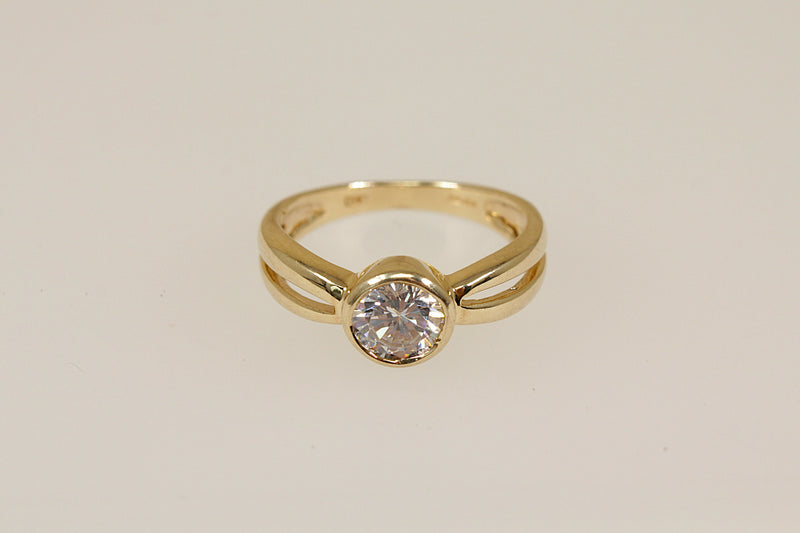 9ct Gold & CZ Solitaire Ring