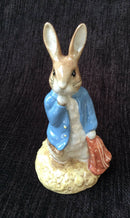 Large Beswick Beatrix Potter figurine Beswick - Peter Rabbit figurine - Peter Rabbit and the red pocket handkerchief