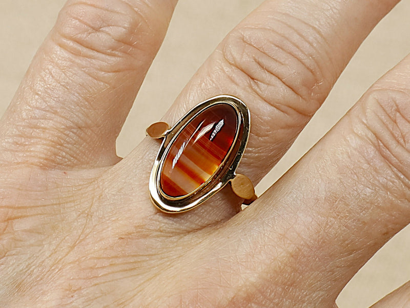 8ct Gold & Banded Carnelian Ring