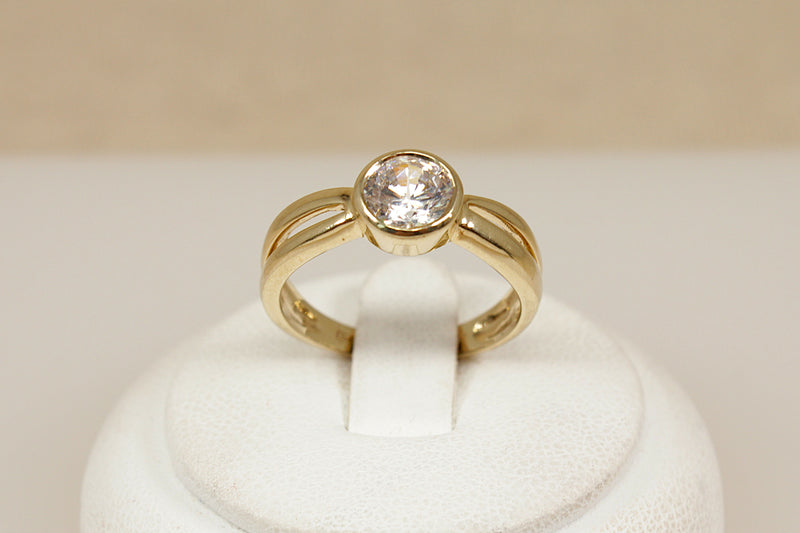 9ct Gold & CZ Solitaire Ring