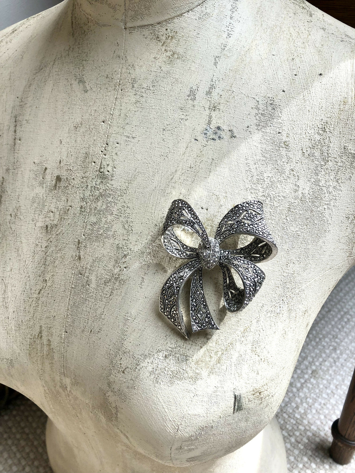 Vintage Oscar De La Renta Large Bow Brooch