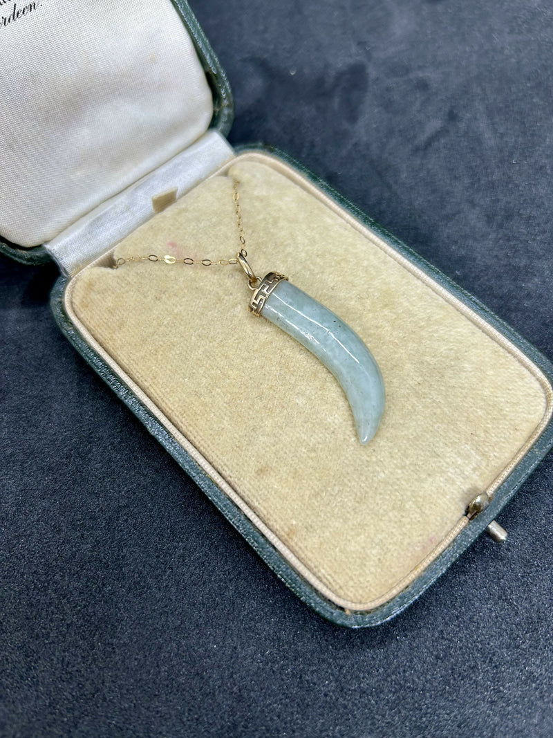 Hallmarked 9ct Yellow Gold Chinese Jade Tooth Pendant