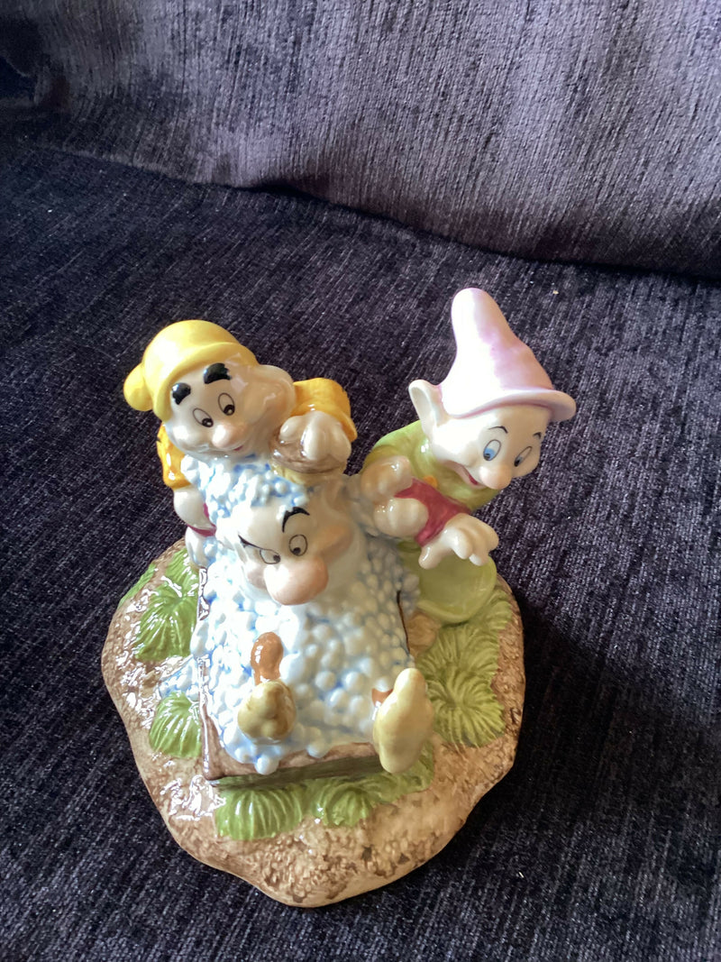 Royal Doulton SNOW WHITE AND THE SEVEN DWARFS figurine Royal Doulton GRUMPYS BATHTIME figurine SW20