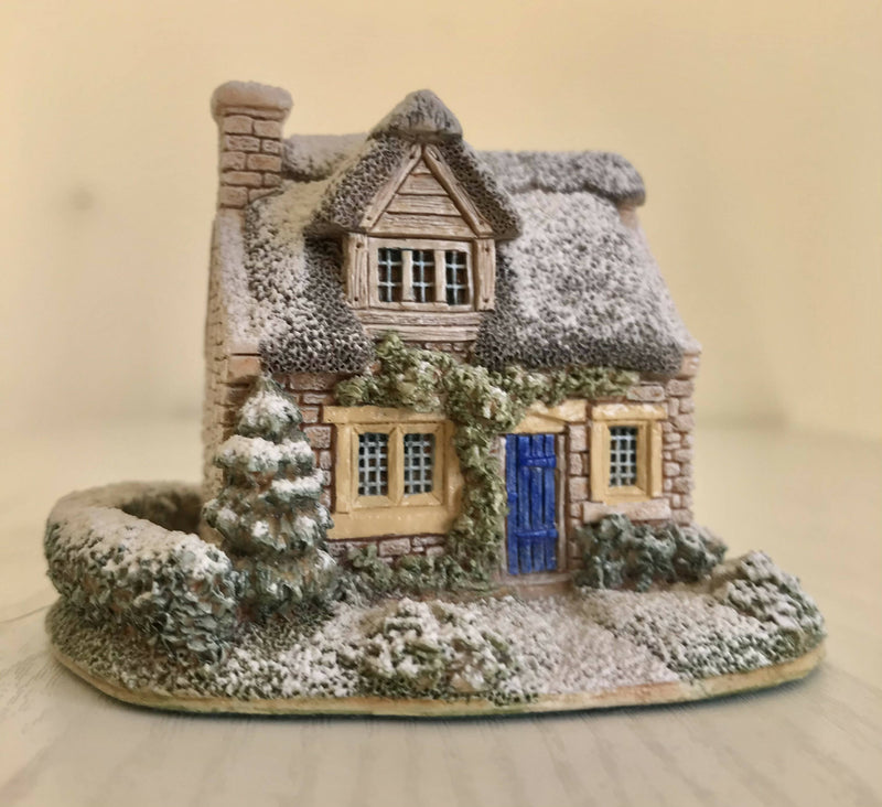 Lilliput Lane Cranberry Cottage. Christmas Collection.