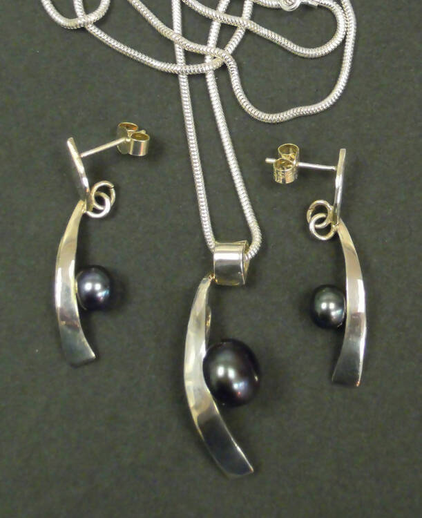 Jake: Peacock pearl pendant-earring set
