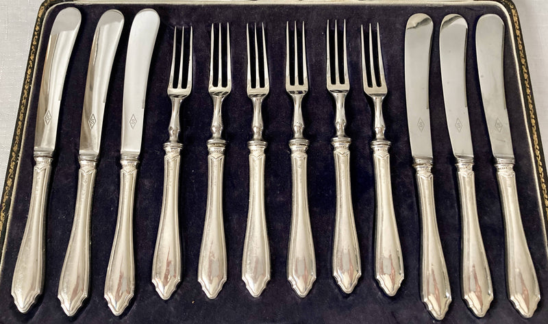 George V Cased Set of Six Silver Hafted Pastry Knives & Forks. Sheffield 1927 Robert Pringle & Sons.