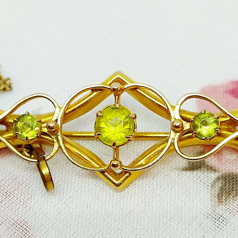 Early 20th Century 9ct Gold Peridot & Seed Pearl Bar Brooch