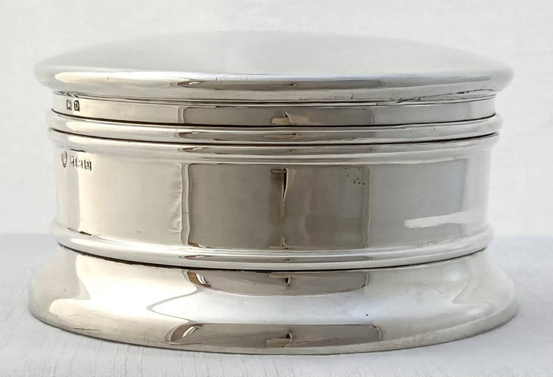 George V Silver Circular Box. Birmingham 1928 Hamilton & Co. (of Calcutta).