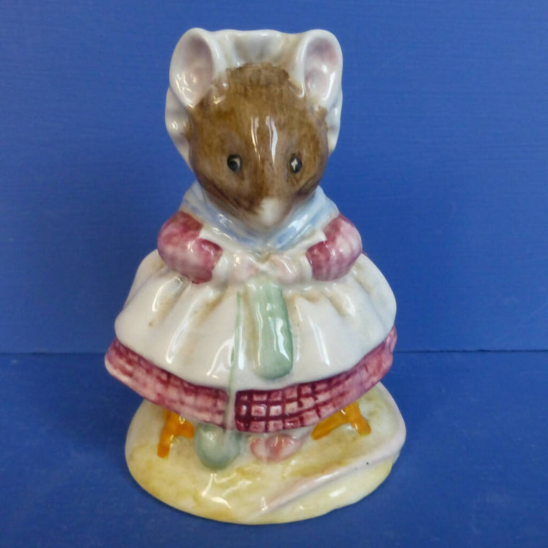 Beswick Beatrix Potter Figurine - The Old Woman Who Lived In a Shoe Knitting BP3C