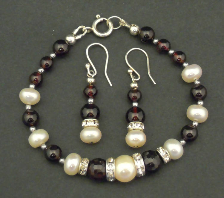 Bridget: Garnet and pearl bracelet-earring set (034)