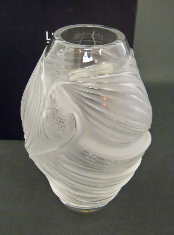 New Lalique: Small "Poissons combattant" vase