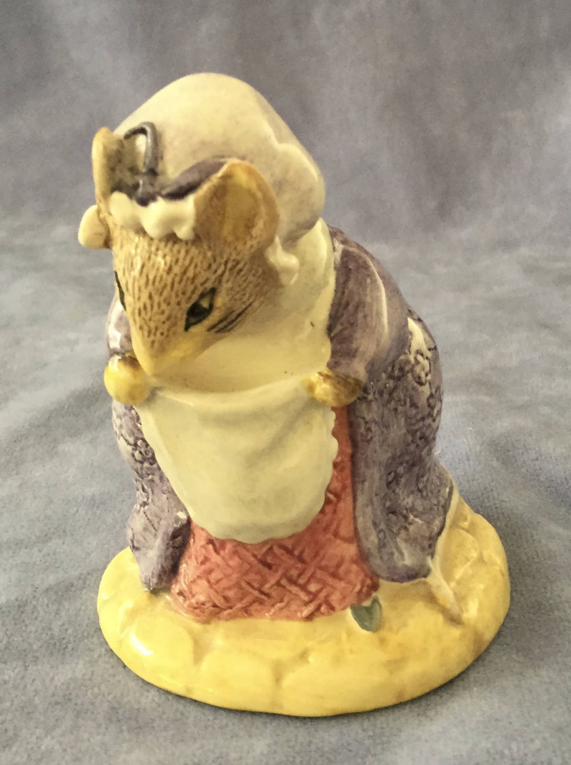 Royal Albert Ladymouse made a curtsy Figure Beatrix Potter Figurine