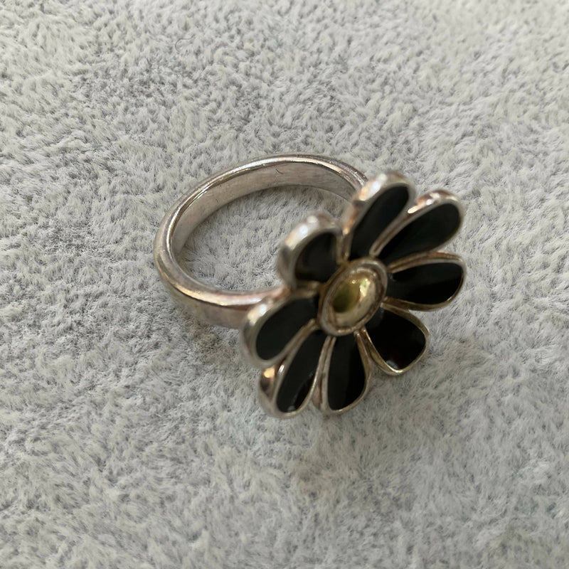 Hallmarked silver enamel daisy ring