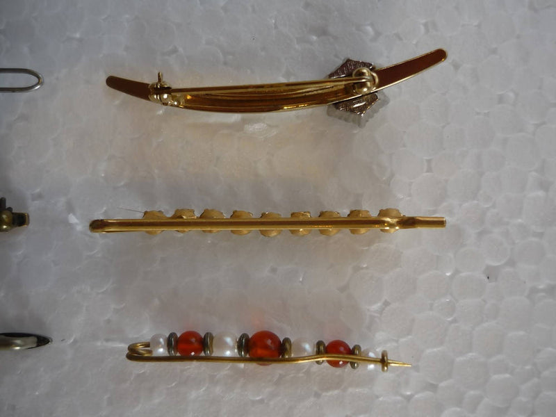 A Collection of 6 Costume Jewellery Bar Brooches and Clips