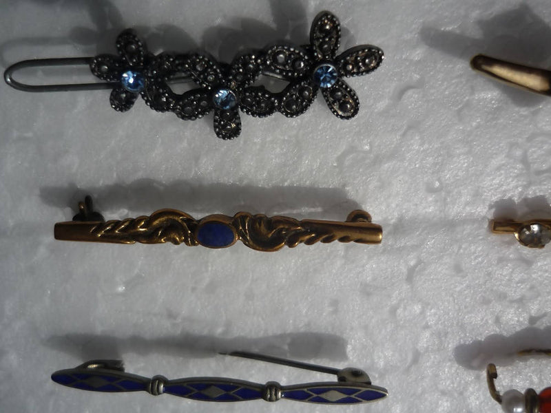 A Collection of 6 Costume Jewellery Bar Brooches and Clips