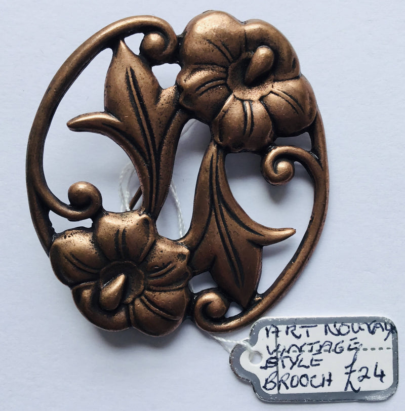 Vintage Art Nouveau style brooch. 4.5 cm.