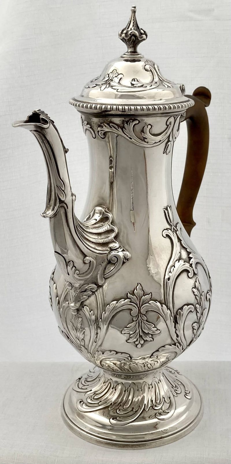 Georgian, George III, Silver Coffee Pot. London 1774 Charles Wright. 31.8 troy ounces.