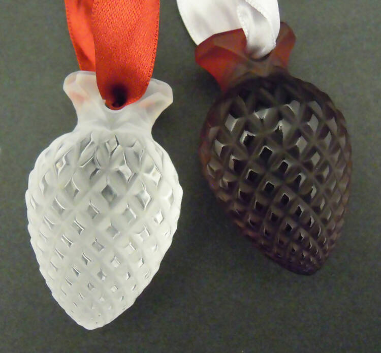 New Lalique: 2019 red Christmas pine cone
