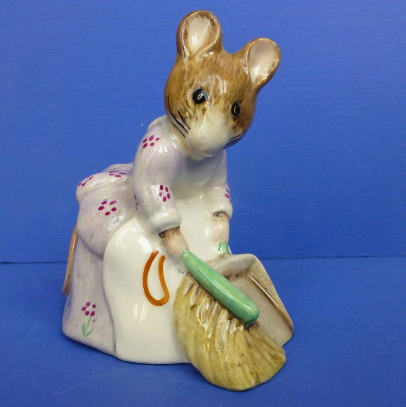 Beswick Beatrix Potter Figurine - Hunca Munca Sweeping BP10A (Boxed)