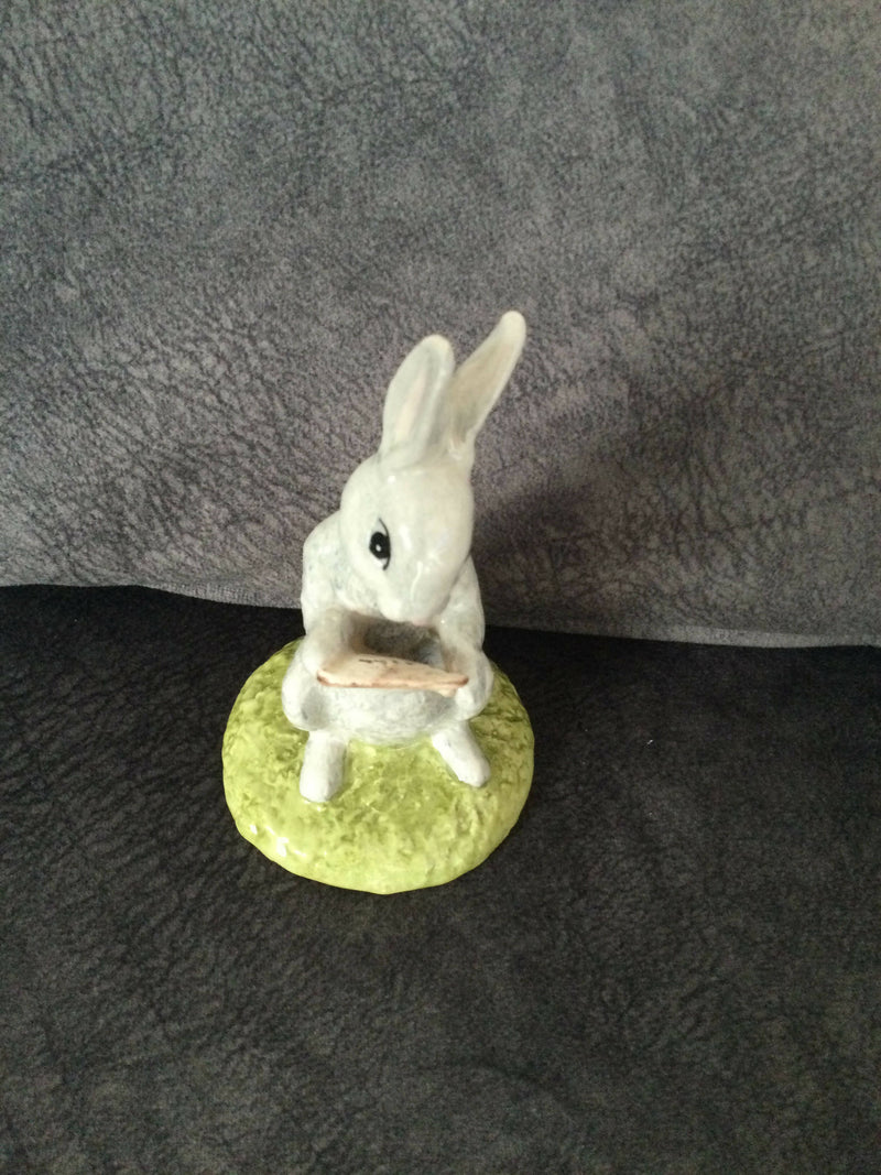 Royal Doulton Winnie The Pooh figurine Doulton Rabbit reads the plan figure WP23