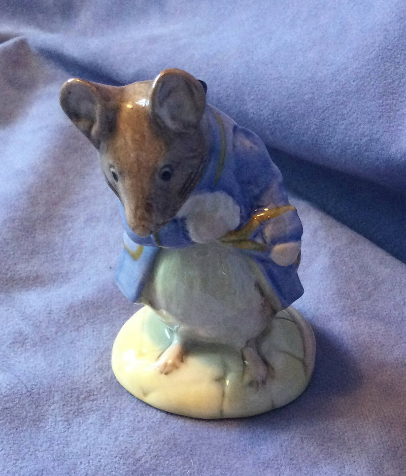 Royal Albert Gentleman Mouse Made A Bow Figure Beatrix Potter mouse takes a bow Figurine