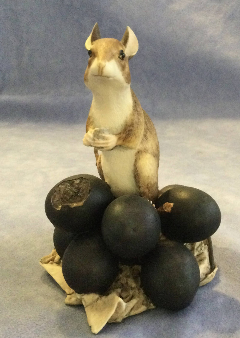 Border Fine Arts Mouse on Black Grapes Figurine Figure Ray Ayres Rare