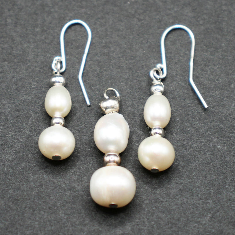 Lee: Pearl earrings and matching pendant