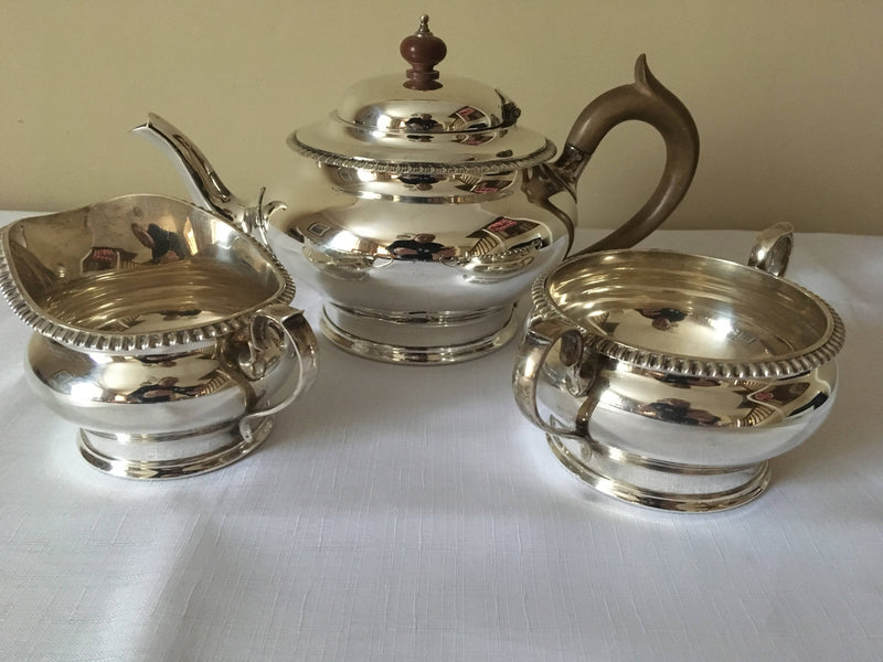 George V silver tea service. London 1929/30 Edward Barnard & Sons Ltd. 34 troy ounces.