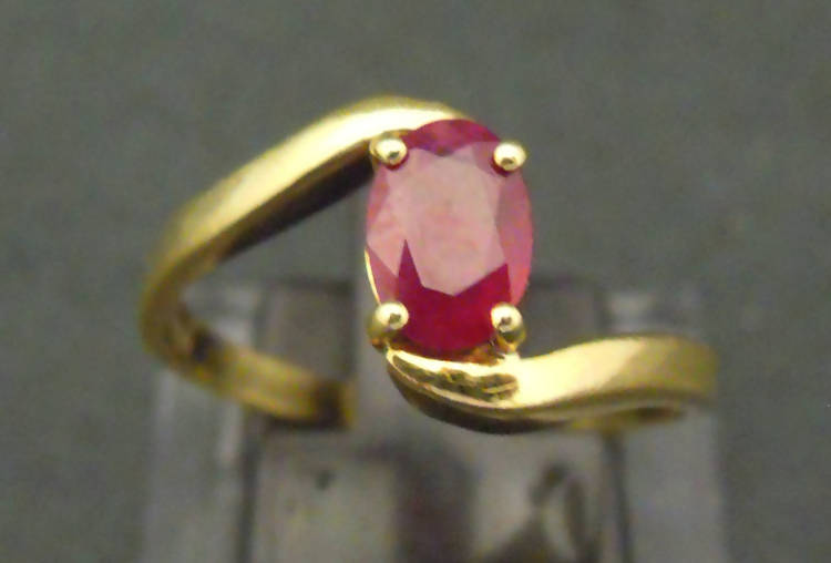 18ct gold oval ruby twist mount ring, UK size Q