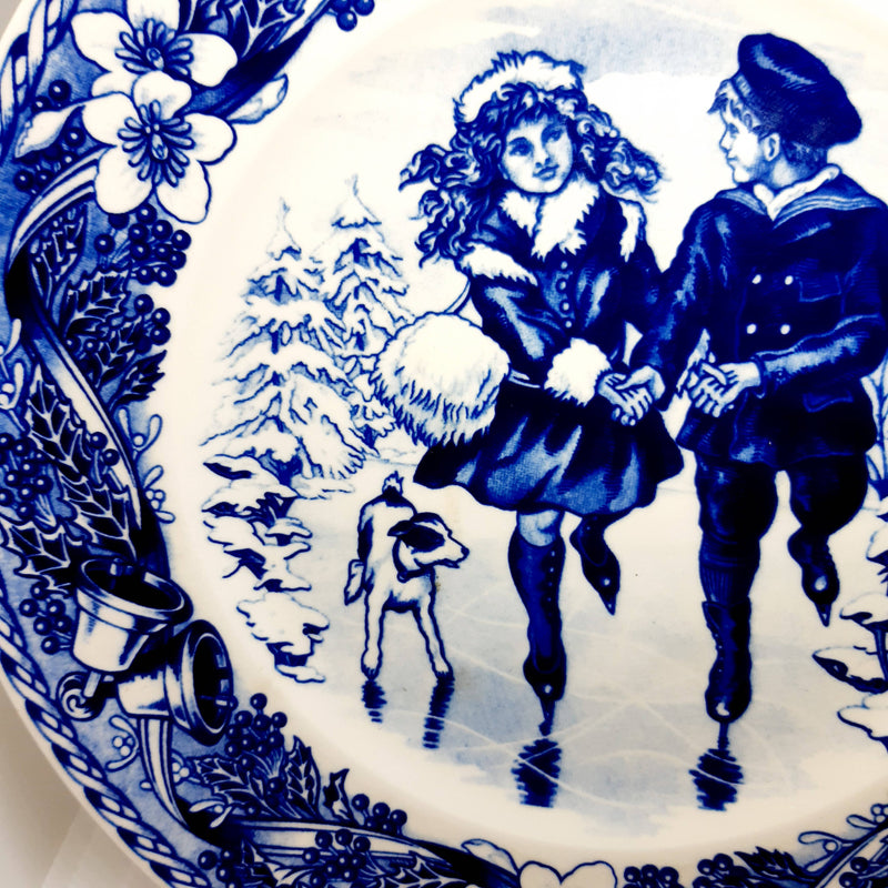 Limited Edition Wedgwood Blue and White 1995 Christmas Plate 'A Christmas Morning'