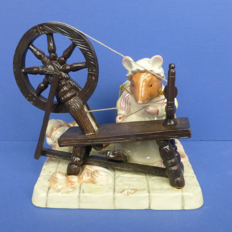 Royal Doulton Brambly Hedge Figurine - Lily Weaver Spinning DBH58