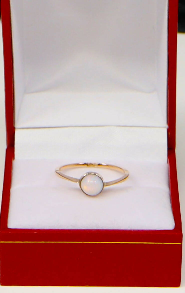 Vintage 9ct Gold Opal Solitaire Ring