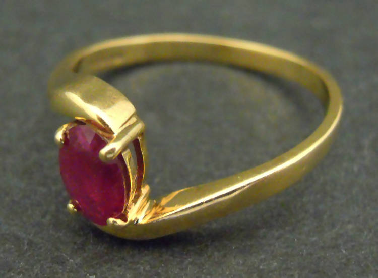18ct gold oval ruby twist mount ring, UK size Q